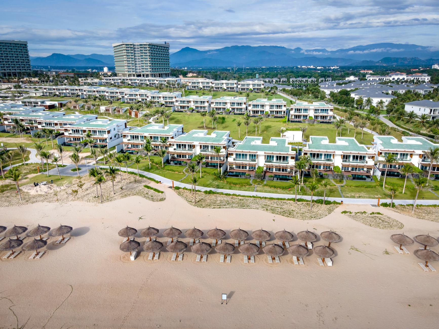 Luksusowy nadmorski resort z willami i palmami w Wietnamie widziany z góry