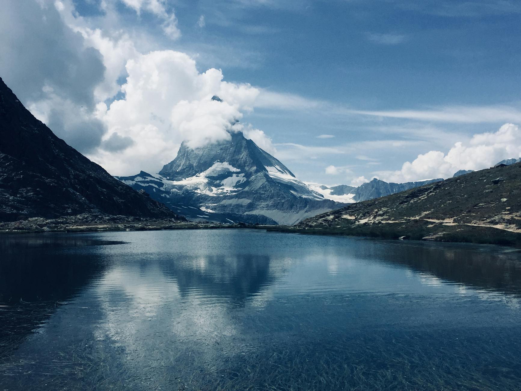 Matterhorn odbijający się w spokojnych wodach jeziora Riffelsee