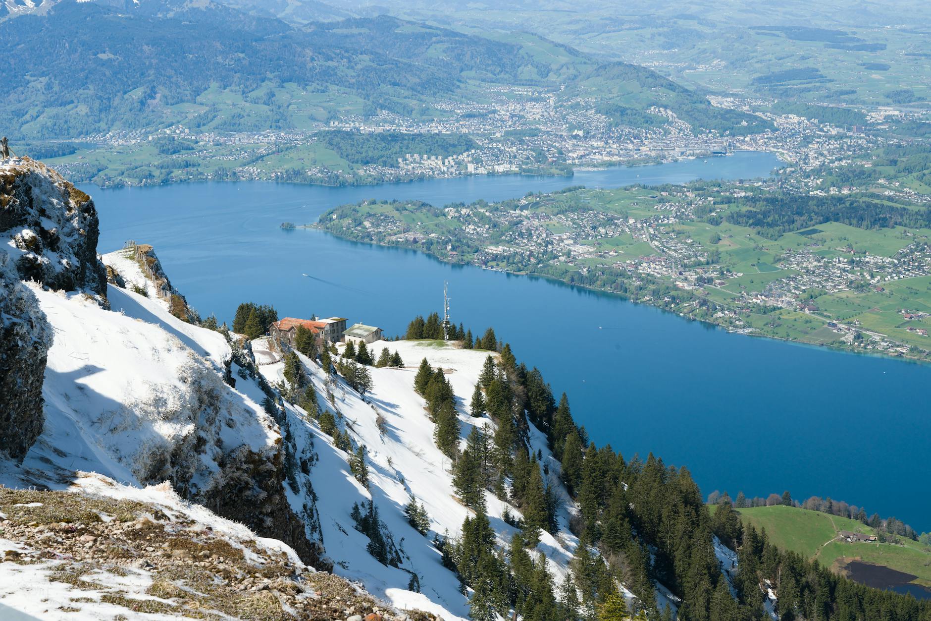 Interlaken i okolice: co robić między jeziorami Brienz i Thun Ośnieżony szczyt Rigi z widokiem na jezioro Lucerne w Szwajcarii