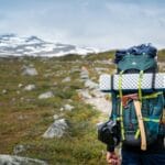 Prawo allemansrätten: jak legalnie biwakować i wędrować po Szwecji Samotny wędrowiec na zimowym szlaku w Norrbotten w Szwecji