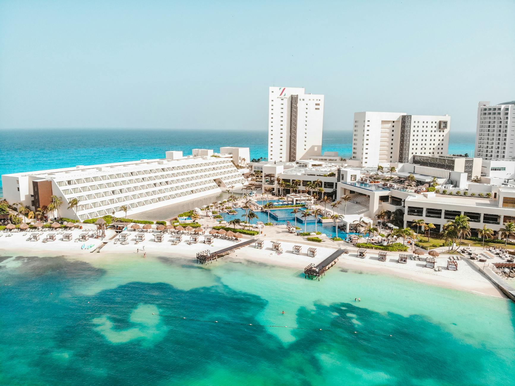 Lotnicze ujęcie kurortu w Cancún z turkusowym morzem i plażą