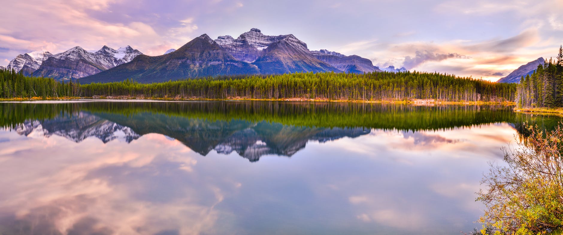 Zachód słońca nad Herbert Lake z odbiciem gór w Banff National Park