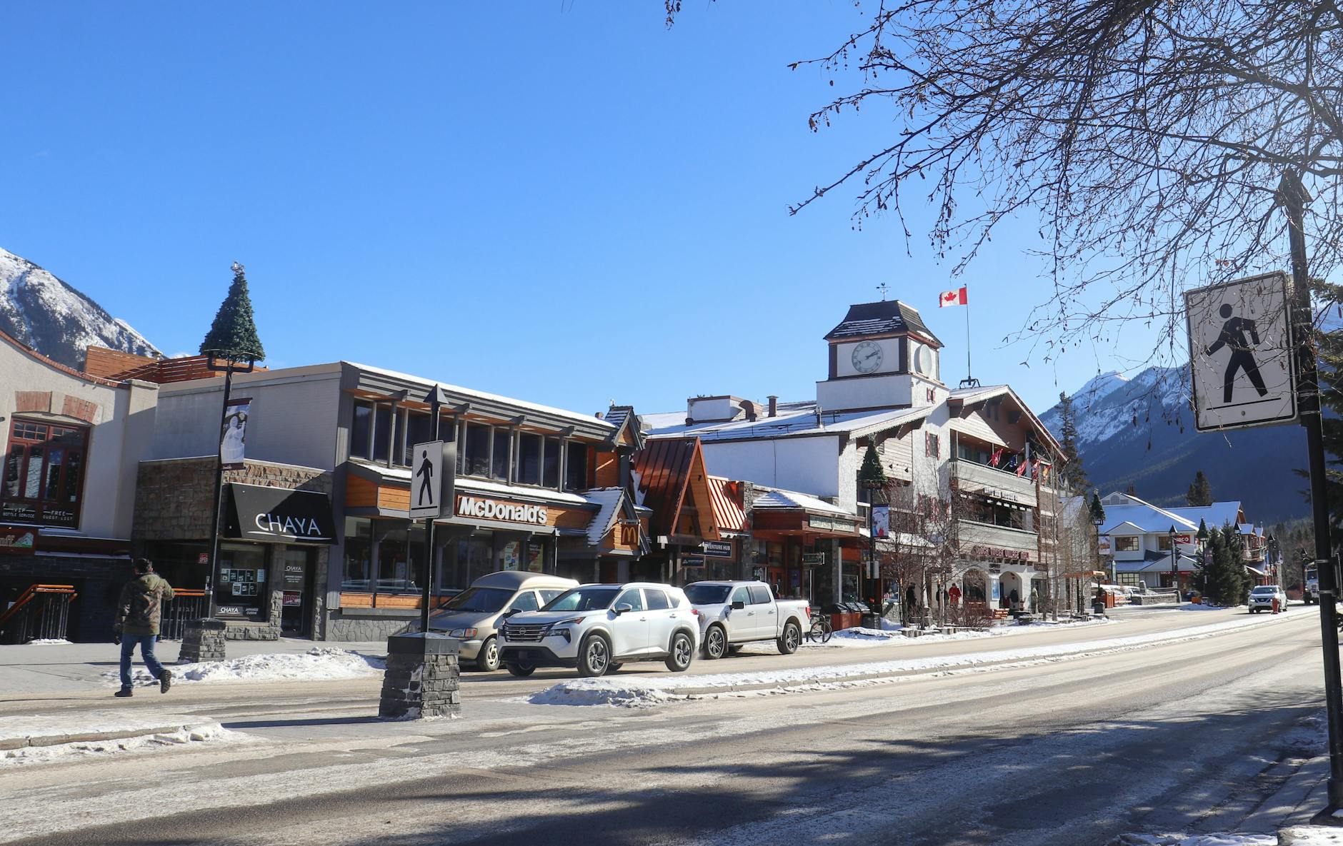 Zimowa Banff Avenue z ośnieżonymi górami i sklepami w centrum
