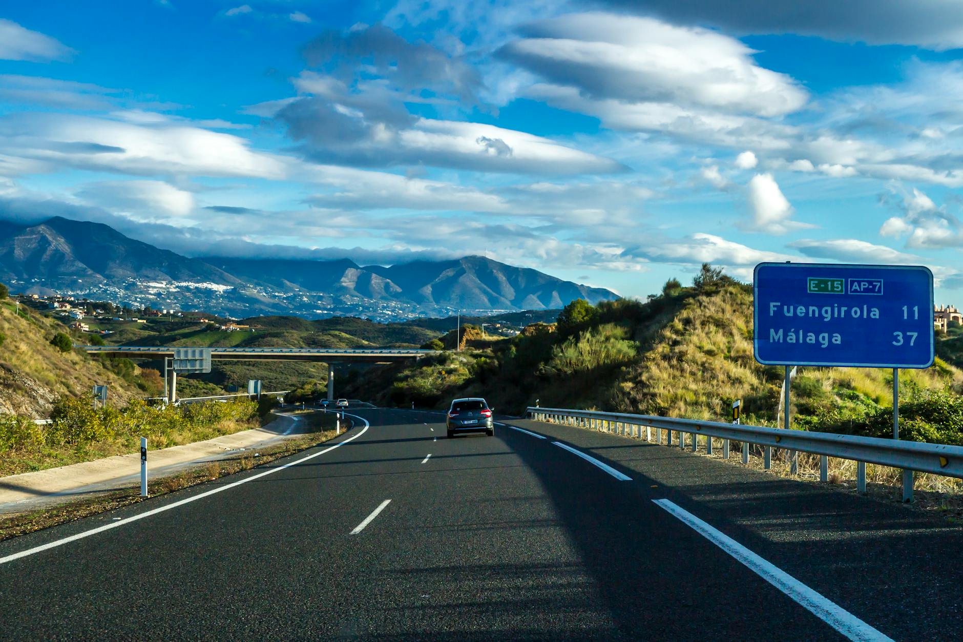 Autostrada AP-7 koło Fuengiroli z górami w tle w słonecznej Andaluzji