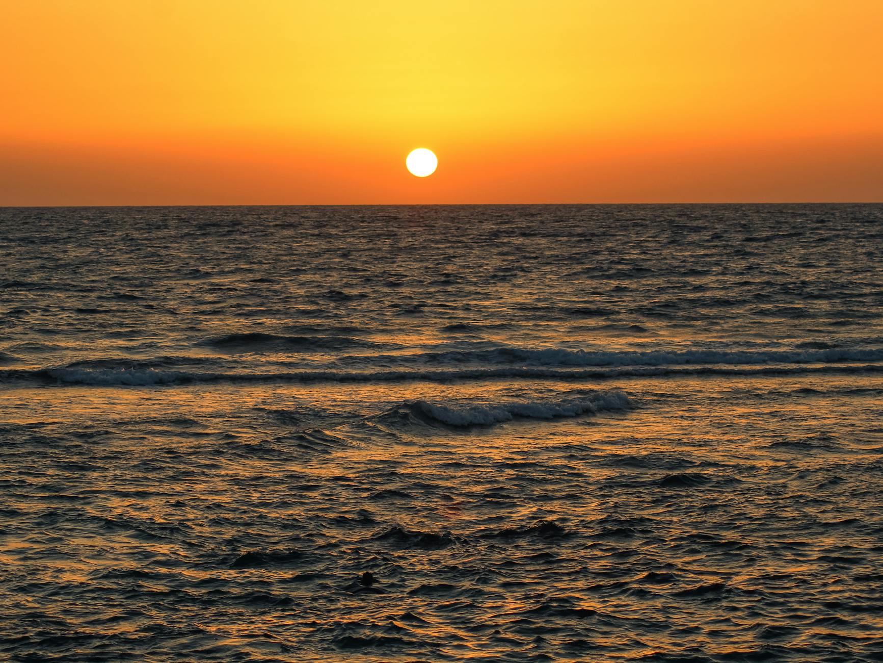 Zachód słońca nad Morzem Czerwonym w pobliżu Dżuddy