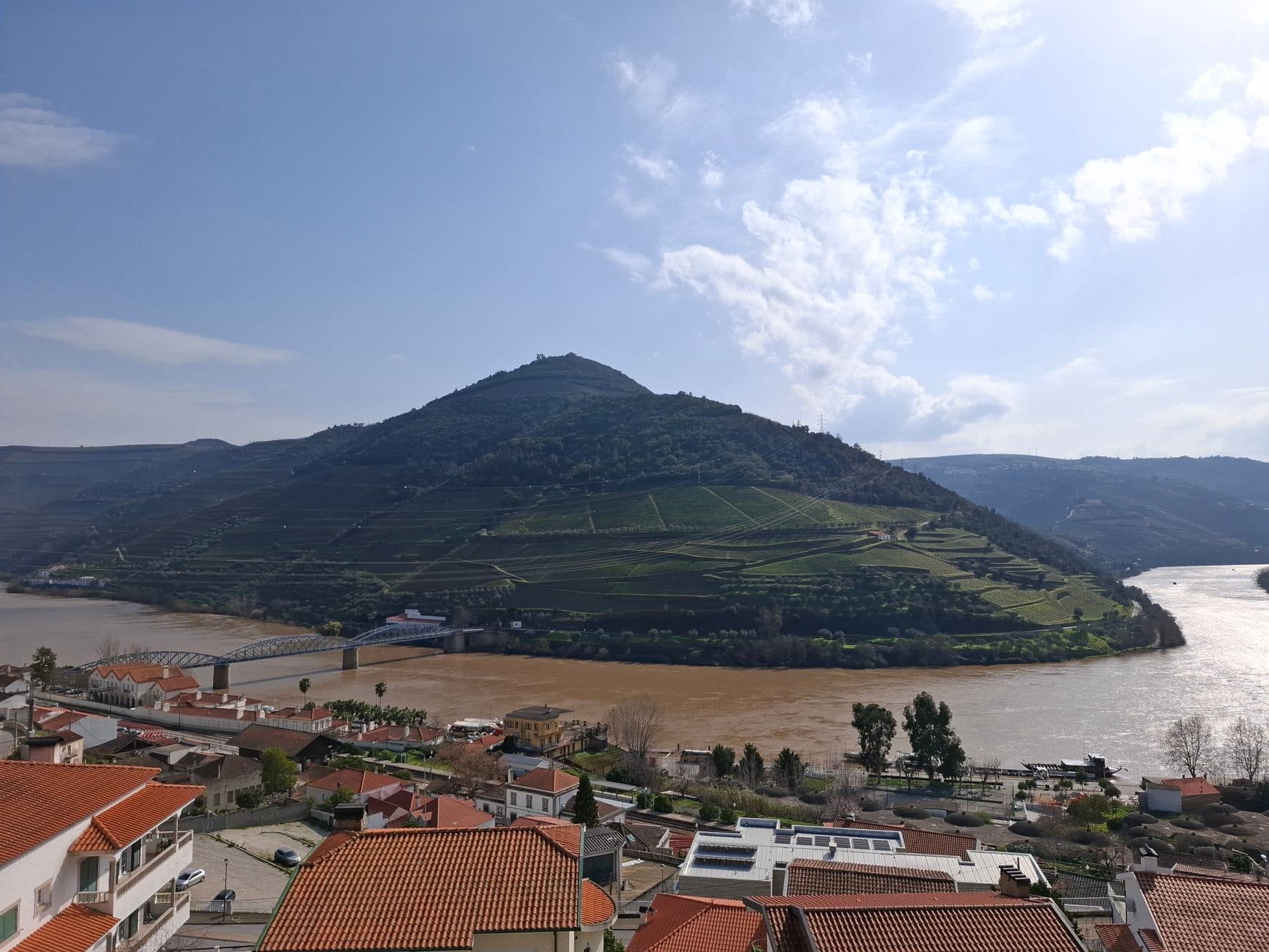 Tarasowe wzgórza i rzeka w dolinie Douro w Portugalii Tarasowe wzgórza i rzeka w dolinie Douro w Portugalii
